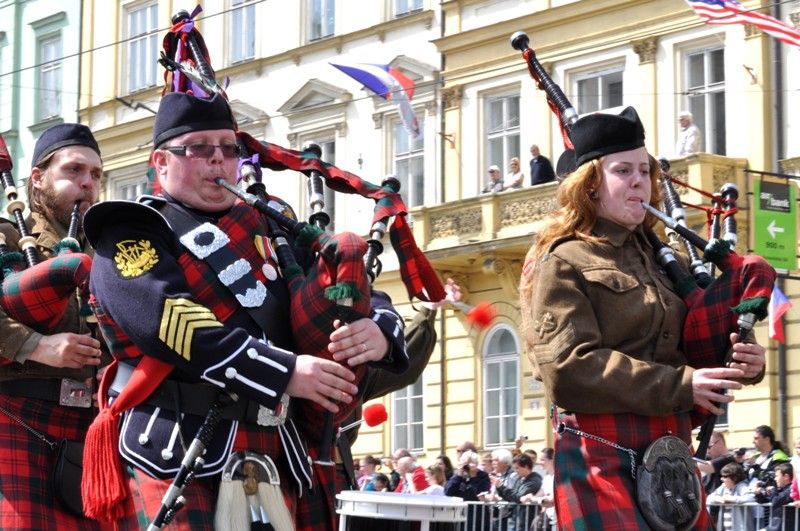 Přibližně 170 kusů vojenské techniky se dnes zúčastnilo konvoje historických vozidel, který je jedním z vrcholů Slavností svobody. Silnici na Klatovské třídě lemovaly tisíce Plzeňanů, kteří se na „Convoy of Liberty“ přišli podívat. Přední část konvoje tvořená bojovým čelem a džípy s veterány dojela až na náměstí Republiky. (foto: 5.5.2013)