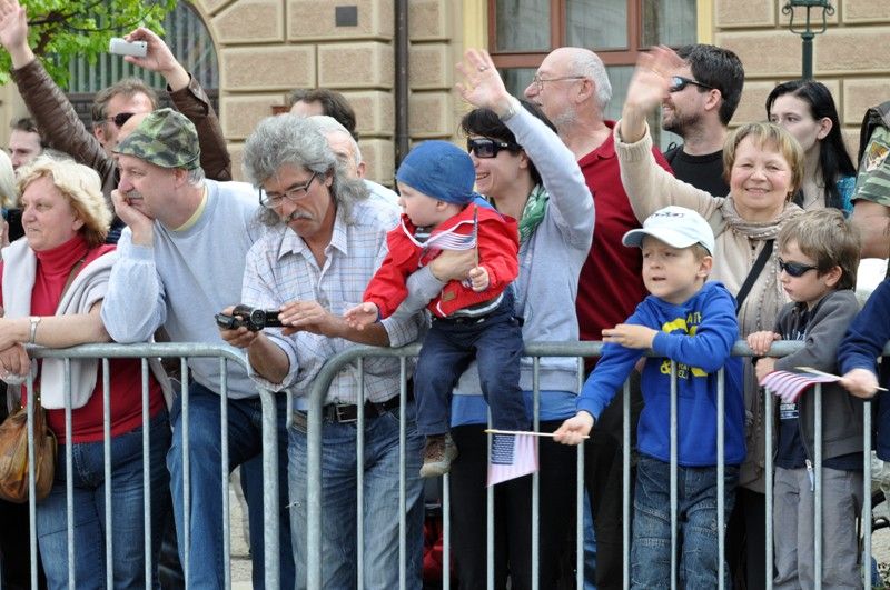 Přibližně 170 kusů vojenské techniky se dnes zúčastnilo konvoje historických vozidel, který je jedním z vrcholů Slavností svobody. Silnici na Klatovské třídě lemovaly tisíce Plzeňanů, kteří se na „Convoy of Liberty“ přišli podívat. Přední část konvoje tvořená bojovým čelem a džípy s veterány dojela až na náměstí Republiky. (foto: 5.5.2013)