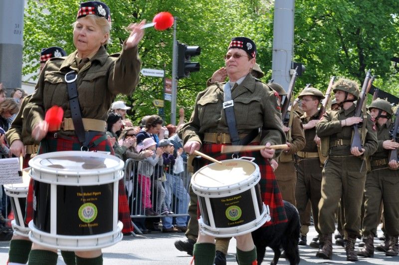 Přibližně 170 kusů vojenské techniky se dnes zúčastnilo konvoje historických vozidel, který je jedním z vrcholů Slavností svobody. Silnici na Klatovské třídě lemovaly tisíce Plzeňanů, kteří se na „Convoy of Liberty“ přišli podívat. Přední část konvoje tvořená bojovým čelem a džípy s veterány dojela až na náměstí Republiky. (foto: 5.5.2013)