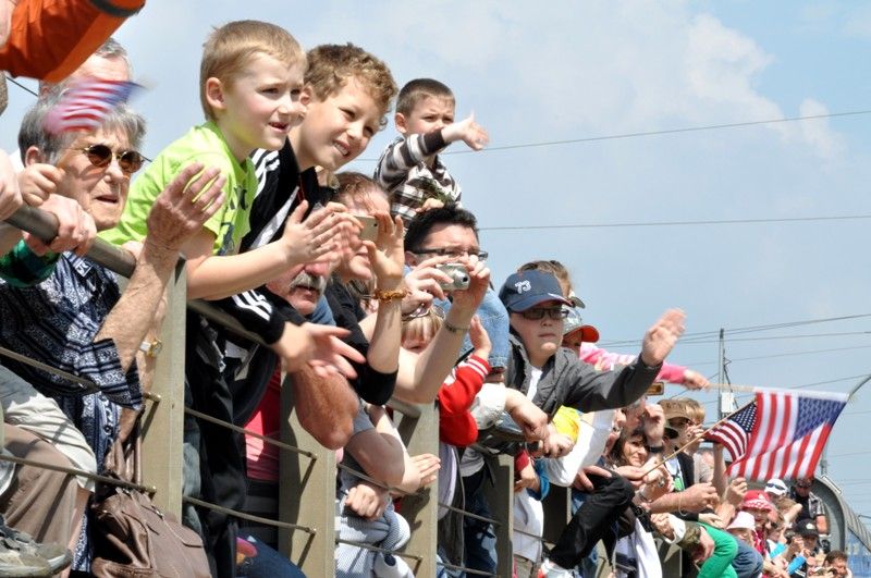 Přibližně 170 kusů vojenské techniky se dnes zúčastnilo konvoje historických vozidel, který je jedním z vrcholů Slavností svobody. Silnici na Klatovské třídě lemovaly tisíce Plzeňanů, kteří se na „Convoy of Liberty“ přišli podívat. Přední část konvoje tvořená bojovým čelem a džípy s veterány dojela až na náměstí Republiky. (foto: 5.5.2013)