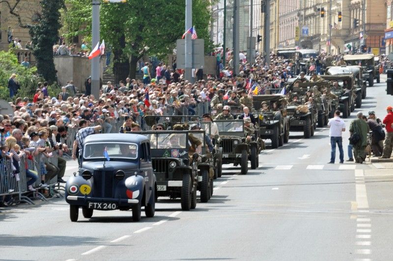 Slavnosti svobody 2013 - Convoy of Liberty letos tvořilo na 170 kusů vojenské techniky