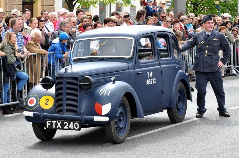 Přibližně 170 kusů vojenské techniky se dnes zúčastnilo konvoje historických vozidel, který je jedním z vrcholů Slavností svobody. Silnici na Klatovské třídě lemovaly tisíce Plzeňanů, kteří se na „Convoy of Liberty“ přišli podívat. Přední část konvoje tvořená bojovým čelem a džípy s veterány dojela až na náměstí Republiky. (foto: 5.5.2013)