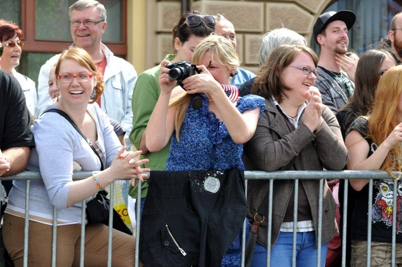 Přibližně 170 kusů vojenské techniky se dnes zúčastnilo konvoje historických vozidel, který je jedním z vrcholů Slavností svobody. Silnici na Klatovské třídě lemovaly tisíce Plzeňanů, kteří se na „Convoy of Liberty“ přišli podívat. Přední část konvoje tvořená bojovým čelem a džípy s veterány dojela až na náměstí Republiky. (foto: 5.5.2013)