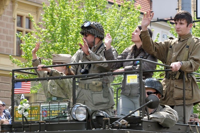 Přibližně 170 kusů vojenské techniky se dnes zúčastnilo konvoje historických vozidel, který je jedním z vrcholů Slavností svobody. Silnici na Klatovské třídě lemovaly tisíce Plzeňanů, kteří se na „Convoy of Liberty“ přišli podívat. Přední část konvoje tvořená bojovým čelem a džípy s veterány dojela až na náměstí Republiky. (foto: 5.5.2013)