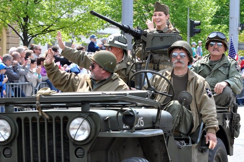 Přibližně 170 kusů vojenské techniky se dnes zúčastnilo konvoje historických vozidel, který je jedním z vrcholů Slavností svobody. Silnici na Klatovské třídě lemovaly tisíce Plzeňanů, kteří se na „Convoy of Liberty“ přišli podívat. Přední část konvoje tvořená bojovým čelem a džípy s veterány dojela až na náměstí Republiky. (foto: 5.5.2013)