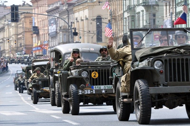 Přibližně 170 kusů vojenské techniky se dnes zúčastnilo konvoje historických vozidel, který je jedním z vrcholů Slavností svobody. Silnici na Klatovské třídě lemovaly tisíce Plzeňanů, kteří se na „Convoy of Liberty“ přišli podívat. Přední část konvoje tvořená bojovým čelem a džípy s veterány dojela až na náměstí Republiky. (foto: 5.5.2013)