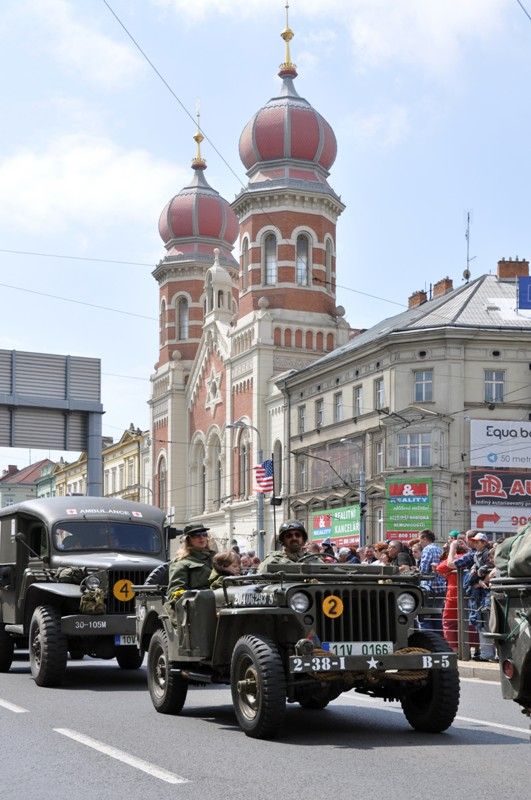 Přibližně 170 kusů vojenské techniky se dnes zúčastnilo konvoje historických vozidel, který je jedním z vrcholů Slavností svobody. Silnici na Klatovské třídě lemovaly tisíce Plzeňanů, kteří se na „Convoy of Liberty“ přišli podívat. Přední část konvoje tvořená bojovým čelem a džípy s veterány dojela až na náměstí Republiky. (foto: 5.5.2013)