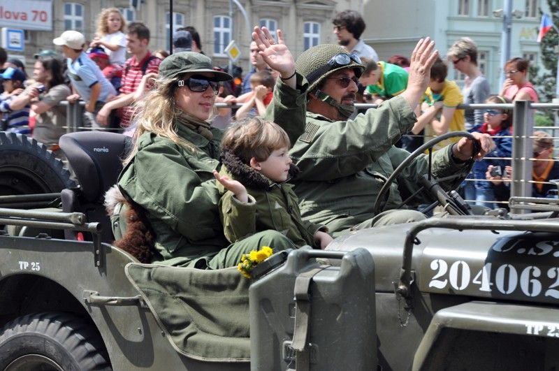 Přibližně 170 kusů vojenské techniky se dnes zúčastnilo konvoje historických vozidel, který je jedním z vrcholů Slavností svobody. Silnici na Klatovské třídě lemovaly tisíce Plzeňanů, kteří se na „Convoy of Liberty“ přišli podívat. Přední část konvoje tvořená bojovým čelem a džípy s veterány dojela až na náměstí Republiky. (foto: 5.5.2013)