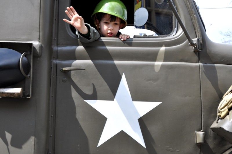 Přibližně 170 kusů vojenské techniky se dnes zúčastnilo konvoje historických vozidel, který je jedním z vrcholů Slavností svobody. Silnici na Klatovské třídě lemovaly tisíce Plzeňanů, kteří se na „Convoy of Liberty“ přišli podívat. Přední část konvoje tvořená bojovým čelem a džípy s veterány dojela až na náměstí Republiky. (foto: 5.5.2013)