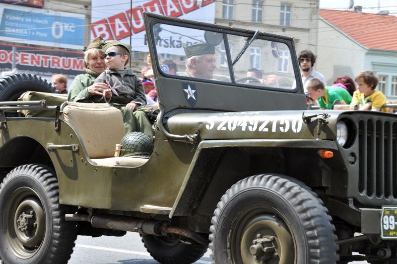 Přibližně 170 kusů vojenské techniky se dnes zúčastnilo konvoje historických vozidel, který je jedním z vrcholů Slavností svobody. Silnici na Klatovské třídě lemovaly tisíce Plzeňanů, kteří se na „Convoy of Liberty“ přišli podívat. Přední část konvoje tvořená bojovým čelem a džípy s veterány dojela až na náměstí Republiky. (foto: 5.5.2013)