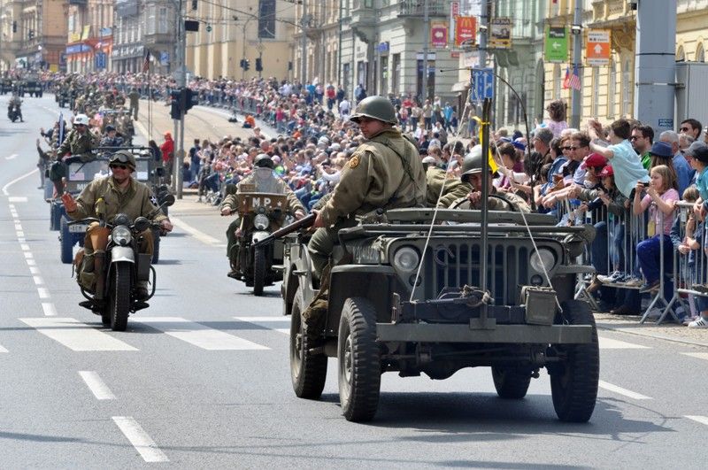 Přibližně 170 kusů vojenské techniky se dnes zúčastnilo konvoje historických vozidel, který je jedním z vrcholů Slavností svobody. Silnici na Klatovské třídě lemovaly tisíce Plzeňanů, kteří se na „Convoy of Liberty“ přišli podívat. Přední část konvoje tvořená bojovým čelem a džípy s veterány dojela až na náměstí Republiky. (foto: 5.5.2013)