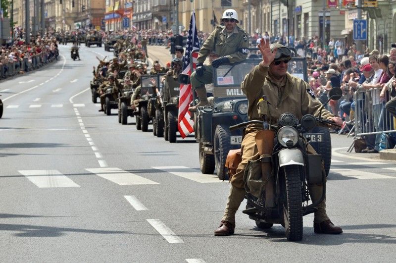 Přibližně 170 kusů vojenské techniky se dnes zúčastnilo konvoje historických vozidel, který je jedním z vrcholů Slavností svobody. Silnici na Klatovské třídě lemovaly tisíce Plzeňanů, kteří se na „Convoy of Liberty“ přišli podívat. Přední část konvoje tvořená bojovým čelem a džípy s veterány dojela až na náměstí Republiky. (foto: 5.5.2013)