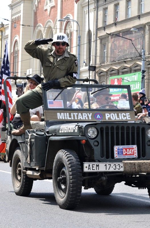 Přibližně 170 kusů vojenské techniky se dnes zúčastnilo konvoje historických vozidel, který je jedním z vrcholů Slavností svobody. Silnici na Klatovské třídě lemovaly tisíce Plzeňanů, kteří se na „Convoy of Liberty“ přišli podívat. Přední část konvoje tvořená bojovým čelem a džípy s veterány dojela až na náměstí Republiky. (foto: 5.5.2013)