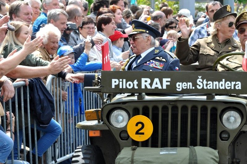 Přibližně 170 kusů vojenské techniky se dnes zúčastnilo konvoje historických vozidel, který je jedním z vrcholů Slavností svobody. Silnici na Klatovské třídě lemovaly tisíce Plzeňanů, kteří se na „Convoy of Liberty“ přišli podívat. Přední část konvoje tvořená bojovým čelem a džípy s veterány dojela až na náměstí Republiky. (foto: 5.5.2013)