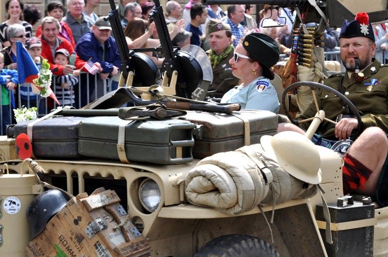 Přibližně 170 kusů vojenské techniky se dnes zúčastnilo konvoje historických vozidel, který je jedním z vrcholů Slavností svobody. Silnici na Klatovské třídě lemovaly tisíce Plzeňanů, kteří se na „Convoy of Liberty“ přišli podívat. Přední část konvoje tvořená bojovým čelem a džípy s veterány dojela až na náměstí Republiky. (foto: 5.5.2013)