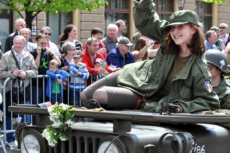 Přibližně 170 kusů vojenské techniky se dnes zúčastnilo konvoje historických vozidel, který je jedním z vrcholů Slavností svobody. Silnici na Klatovské třídě lemovaly tisíce Plzeňanů, kteří se na „Convoy of Liberty“ přišli podívat. Přední část konvoje tvořená bojovým čelem a džípy s veterány dojela až na náměstí Republiky. (foto: 5.5.2013)