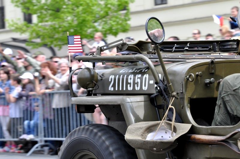 Přibližně 170 kusů vojenské techniky se dnes zúčastnilo konvoje historických vozidel, který je jedním z vrcholů Slavností svobody. Silnici na Klatovské třídě lemovaly tisíce Plzeňanů, kteří se na „Convoy of Liberty“ přišli podívat. Přední část konvoje tvořená bojovým čelem a džípy s veterány dojela až na náměstí Republiky. (foto: 5.5.2013)
