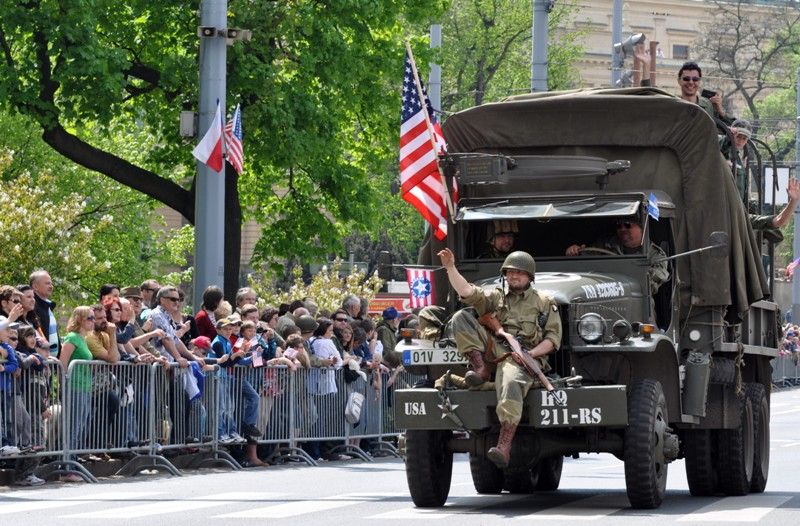 Přibližně 170 kusů vojenské techniky se dnes zúčastnilo konvoje historických vozidel, který je jedním z vrcholů Slavností svobody. Silnici na Klatovské třídě lemovaly tisíce Plzeňanů, kteří se na „Convoy of Liberty“ přišli podívat. Přední část konvoje tvořená bojovým čelem a džípy s veterány dojela až na náměstí Republiky. (foto: 5.5.2013)