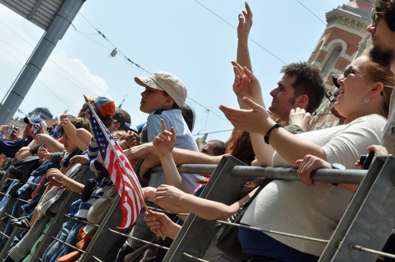 Přibližně 170 kusů vojenské techniky se dnes zúčastnilo konvoje historických vozidel, který je jedním z vrcholů Slavností svobody. Silnici na Klatovské třídě lemovaly tisíce Plzeňanů, kteří se na „Convoy of Liberty“ přišli podívat. Přední část konvoje tvořená bojovým čelem a džípy s veterány dojela až na náměstí Republiky. (foto: 5.5.2013)