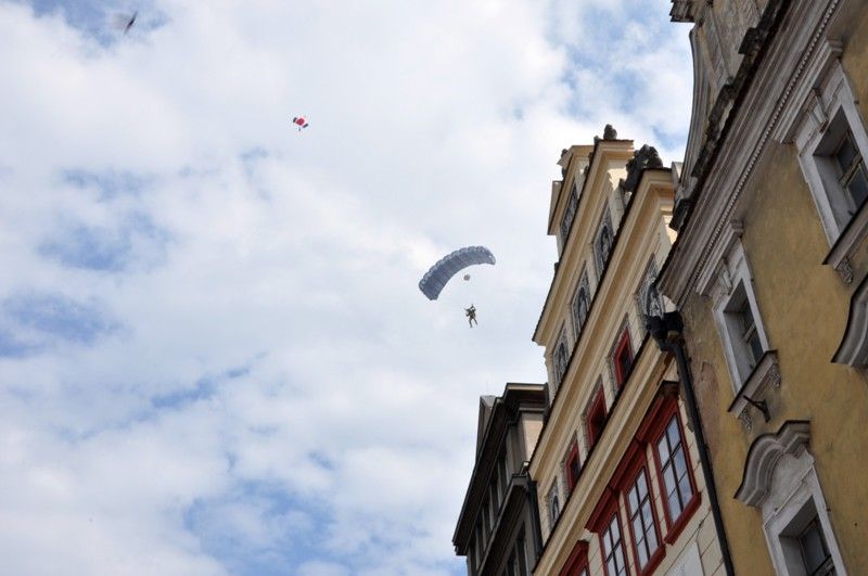 Unikátní seskok tří parašutistů přímo na náměstí Republiky dnes (5.5.2013) v rámci odpoledního programu Slavností svobody sledovaly zástupy Plzeňanů. Ojedinělý kousek, jedna z letošních novinek tradičního programu květnových oslav, sklidil velký potlesk a ovace. Parašutisté z Aeroklubu Plzeň vyskočili z letounu Antonov An 2 nad katedrálou svatého Bartoloměje. Během několika minut všichni tři úspěšně přistáli ve vyhrazeném prostoru uprostřed náměstí.