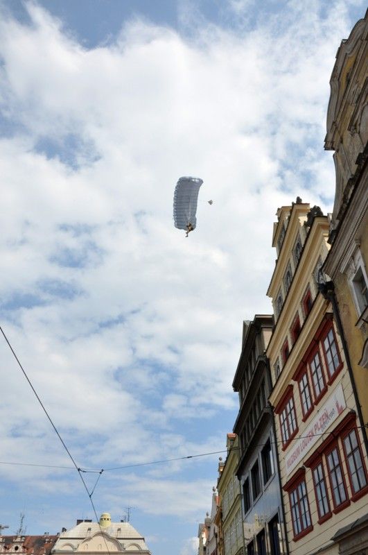 Unikátní seskok tří parašutistů přímo na náměstí Republiky dnes (5.5.2013) v rámci odpoledního programu Slavností svobody sledovaly zástupy Plzeňanů. Ojedinělý kousek, jedna z letošních novinek tradičního programu květnových oslav, sklidil velký potlesk a ovace. Parašutisté z Aeroklubu Plzeň vyskočili z letounu Antonov An 2 nad katedrálou svatého Bartoloměje. Během několika minut všichni tři úspěšně přistáli ve vyhrazeném prostoru uprostřed náměstí.