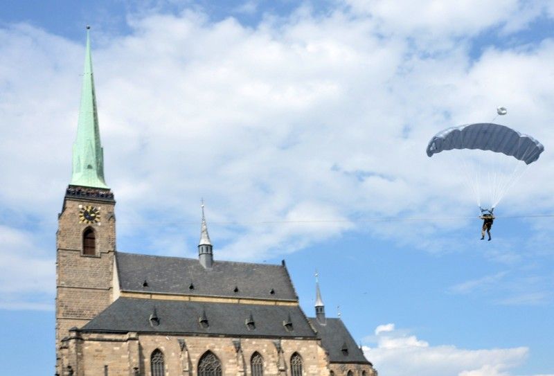 Slavnosti svobody 2013 - Na zaplněném náměstí Republiky bezpečně přistáli parašutisté