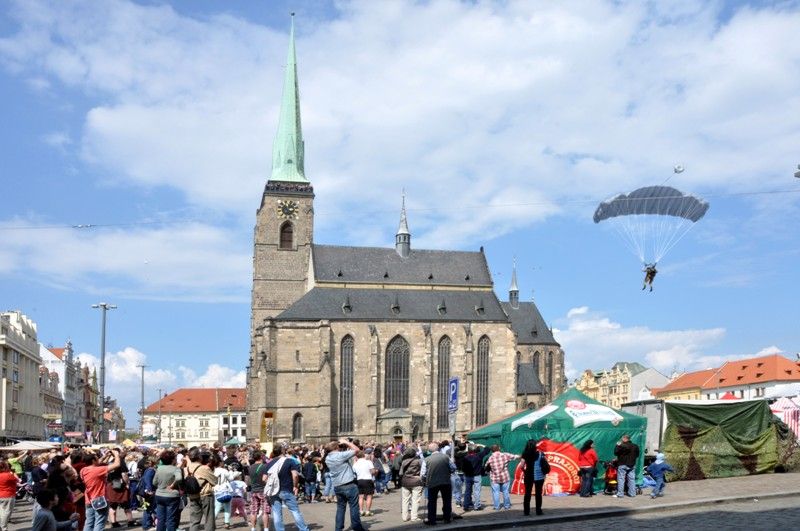 Unikátní seskok tří parašutistů přímo na náměstí Republiky dnes (5.5.2013) v rámci odpoledního programu Slavností svobody sledovaly zástupy Plzeňanů. Ojedinělý kousek, jedna z letošních novinek tradičního programu květnových oslav, sklidil velký potlesk a ovace. Parašutisté z Aeroklubu Plzeň vyskočili z letounu Antonov An 2 nad katedrálou svatého Bartoloměje. Během několika minut všichni tři úspěšně přistáli ve vyhrazeném prostoru uprostřed náměstí.
