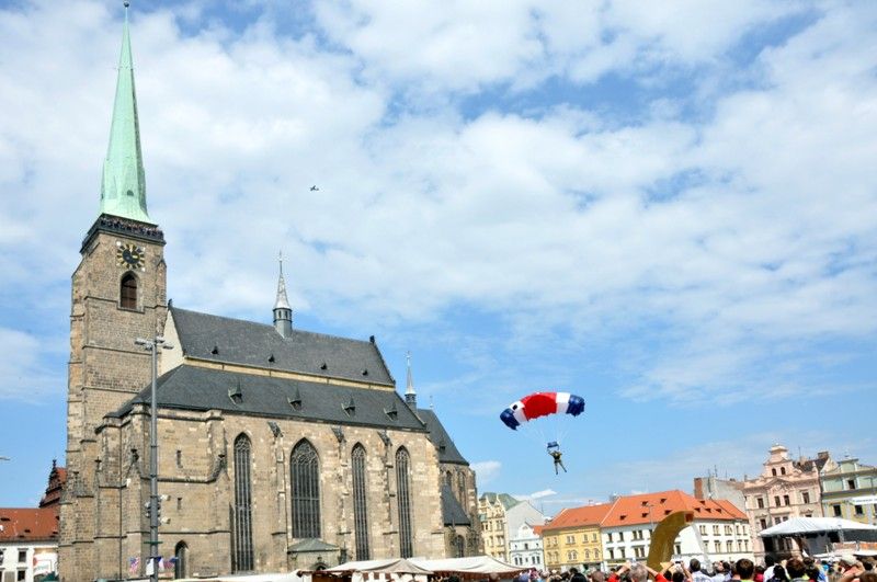 Unikátní seskok tří parašutistů přímo na náměstí Republiky dnes (5.5.2013) v rámci odpoledního programu Slavností svobody sledovaly zástupy Plzeňanů. Ojedinělý kousek, jedna z letošních novinek tradičního programu květnových oslav, sklidil velký potlesk a ovace. Parašutisté z Aeroklubu Plzeň vyskočili z letounu Antonov An 2 nad katedrálou svatého Bartoloměje. Během několika minut všichni tři úspěšně přistáli ve vyhrazeném prostoru uprostřed náměstí.