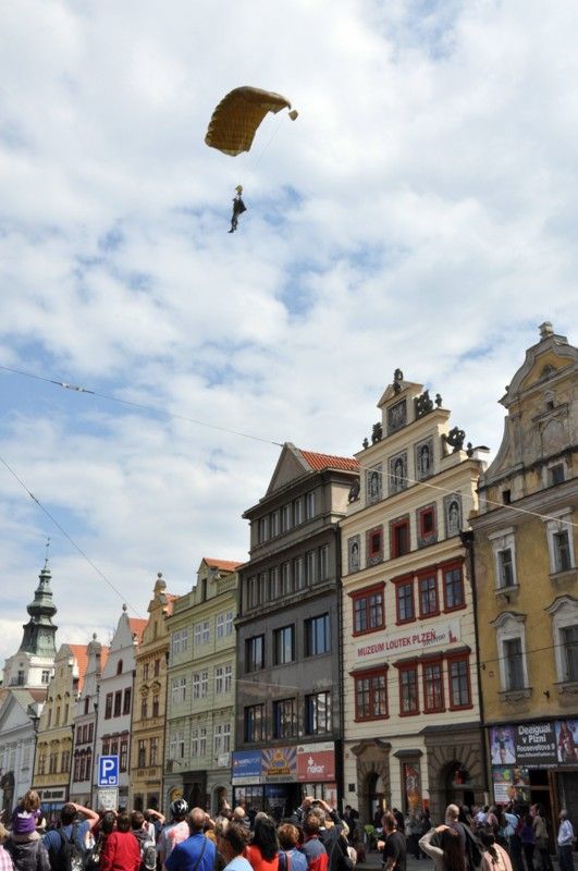Unikátní seskok tří parašutistů přímo na náměstí Republiky dnes (5.5.2013) v rámci odpoledního programu Slavností svobody sledovaly zástupy Plzeňanů. Ojedinělý kousek, jedna z letošních novinek tradičního programu květnových oslav, sklidil velký potlesk a ovace. Parašutisté z Aeroklubu Plzeň vyskočili z letounu Antonov An 2 nad katedrálou svatého Bartoloměje. Během několika minut všichni tři úspěšně přistáli ve vyhrazeném prostoru uprostřed náměstí.
