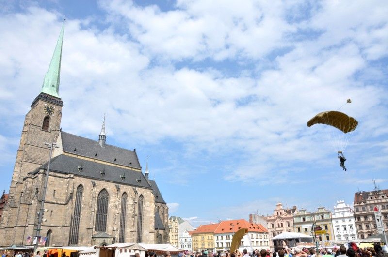 Unikátní seskok tří parašutistů přímo na náměstí Republiky dnes (5.5.2013) v rámci odpoledního programu Slavností svobody sledovaly zástupy Plzeňanů. Ojedinělý kousek, jedna z letošních novinek tradičního programu květnových oslav, sklidil velký potlesk a ovace. Parašutisté z Aeroklubu Plzeň vyskočili z letounu Antonov An 2 nad katedrálou svatého Bartoloměje. Během několika minut všichni tři úspěšně přistáli ve vyhrazeném prostoru uprostřed náměstí.