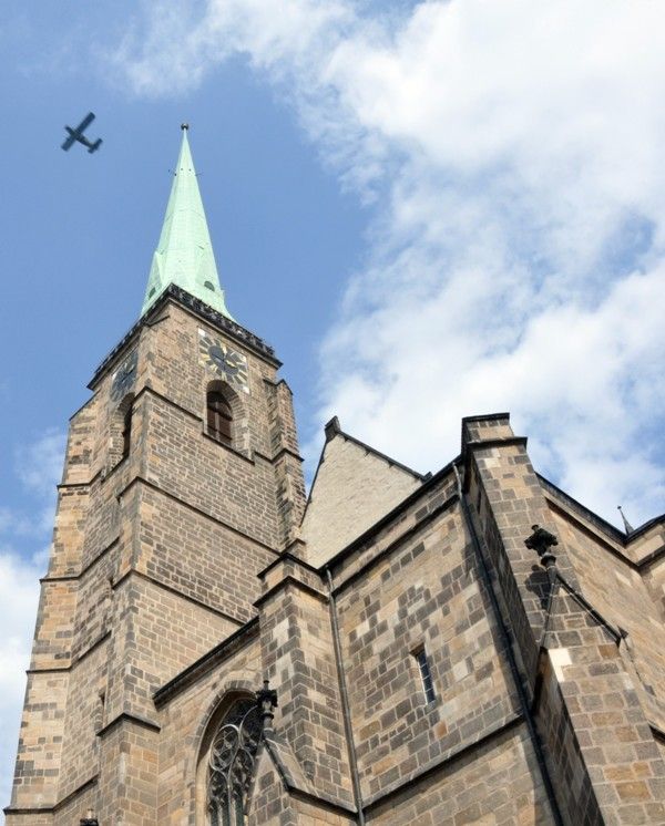 Unikátní seskok tří parašutistů přímo na náměstí Republiky dnes (5.5.2013) v rámci odpoledního programu Slavností svobody sledovaly zástupy Plzeňanů. Ojedinělý kousek, jedna z letošních novinek tradičního programu květnových oslav, sklidil velký potlesk a ovace. Parašutisté z Aeroklubu Plzeň vyskočili z letounu Antonov An 2 nad katedrálou svatého Bartoloměje. Během několika minut všichni tři úspěšně přistáli ve vyhrazeném prostoru uprostřed náměstí.