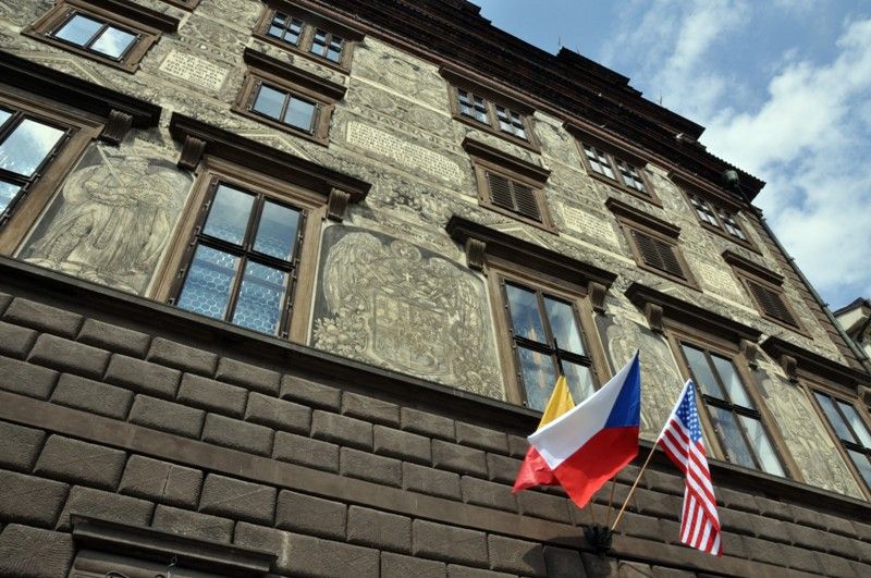 Unikátní seskok tří parašutistů přímo na náměstí Republiky dnes (5.5.2013) v rámci odpoledního programu Slavností svobody sledovaly zástupy Plzeňanů. Ojedinělý kousek, jedna z letošních novinek tradičního programu květnových oslav, sklidil velký potlesk a ovace. Parašutisté z Aeroklubu Plzeň vyskočili z letounu Antonov An 2 nad katedrálou svatého Bartoloměje. Během několika minut všichni tři úspěšně přistáli ve vyhrazeném prostoru uprostřed náměstí.