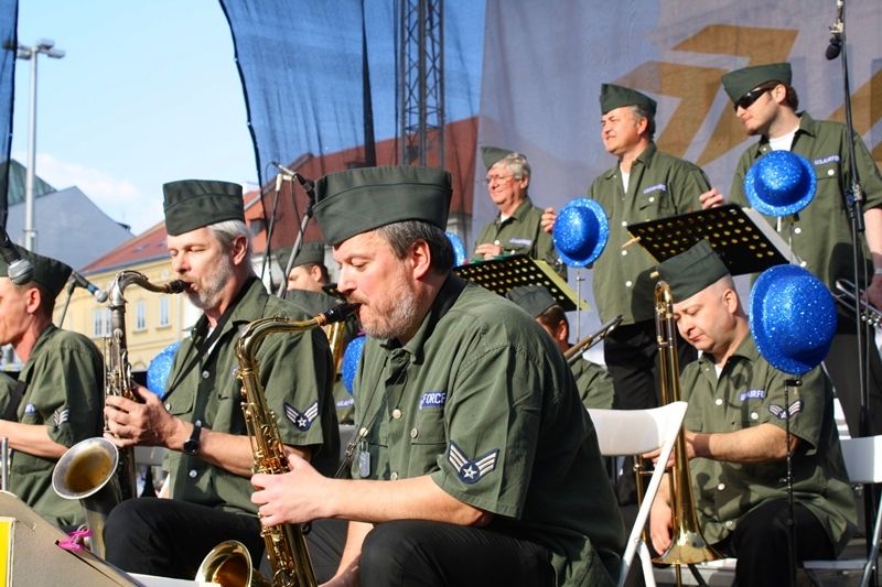 Víkendový program na náměstí Republiky zakončil koncert Glenn Miller: Tribute to the Legend. Melodie Glenna Millera a další swingové hity, včetně Sinatrovy písně „I got you under my skin“, byly opravdovou poctou legendární postavě světové hudby, kterou mají Plzeňané spojenou právě s dobou osvobození města americkou armádou. Nadšeným divákům je zahrála kapela Czech Big Company Big Band Praha. (foto: 5.5.2013, Z. Kubalová)