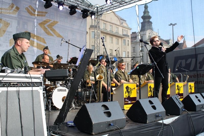Víkendový program na náměstí Republiky zakončil koncert Glenn Miller: Tribute to the Legend. Melodie Glenna Millera a další swingové hity, včetně Sinatrovy písně „I got you under my skin“, byly opravdovou poctou legendární postavě světové hudby, kterou mají Plzeňané spojenou právě s dobou osvobození města americkou armádou. Nadšeným divákům je zahrála kapela Czech Big Company Big Band Praha. (foto: 5.5.2013, Z. Kubalová)