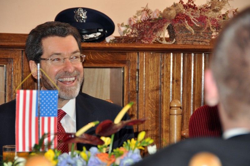 Slova díků a chvály a především pak apel uchovat vzpomínky na všechny, kteří v roce 1945osvobozovali Plzeň, provázely pietní akt u pamětních desek Bratrstva 17. praporu belgických střelců a desky věnované 16. obrněné divizi americké armády na schodišti radnice. Vzpomínkového setkání se kromě zástupců města, které reprezentovali primátor Martin Baxa a jeho náměstci Martin Zrzavecký, Eva Herinková a Petr Rund, zúčastnili také američtí a belgičtí veteráni. Dalšími čestnými hosty byli velvyslanec USA Norman L. Eisen a Chargé d´affaires velvyslanectví Belgie Frederik Develter, které krátce před tím přijal primátor Martin Baxa. (foto: 6.5.2013)