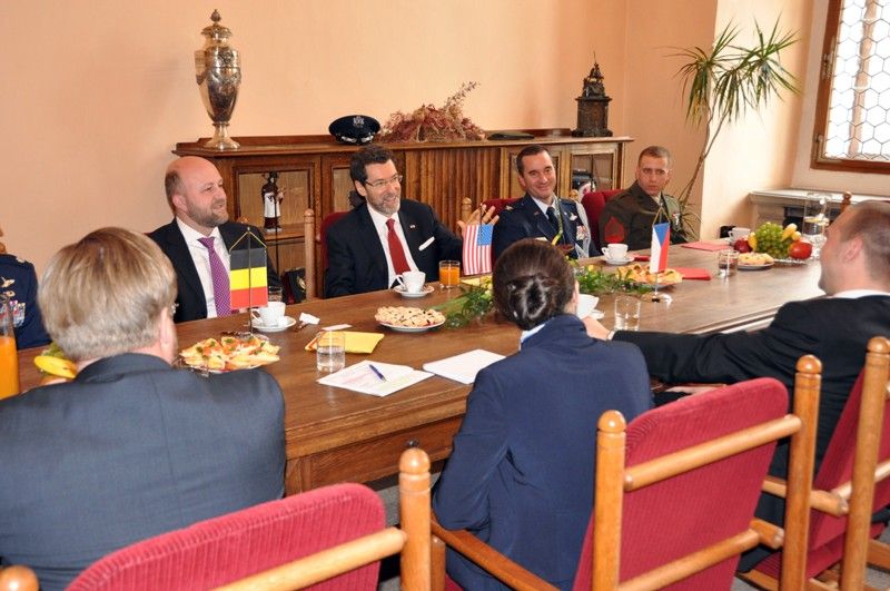 Slova díků a chvály a především pak apel uchovat vzpomínky na všechny, kteří v roce 1945osvobozovali Plzeň, provázely pietní akt u pamětních desek Bratrstva 17. praporu belgických střelců a desky věnované 16. obrněné divizi americké armády na schodišti radnice. Vzpomínkového setkání se kromě zástupců města, které reprezentovali primátor Martin Baxa a jeho náměstci Martin Zrzavecký, Eva Herinková a Petr Rund, zúčastnili také američtí a belgičtí veteráni. Dalšími čestnými hosty byli velvyslanec USA Norman L. Eisen a Chargé d´affaires velvyslanectví Belgie Frederik Develter, které krátce před tím přijal primátor Martin Baxa. (foto: 6.5.2013)