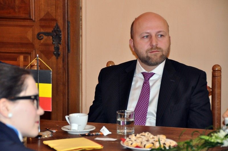 Slova díků a chvály a především pak apel uchovat vzpomínky na všechny, kteří v roce 1945osvobozovali Plzeň, provázely pietní akt u pamětních desek Bratrstva 17. praporu belgických střelců a desky věnované 16. obrněné divizi americké armády na schodišti radnice. Vzpomínkového setkání se kromě zástupců města, které reprezentovali primátor Martin Baxa a jeho náměstci Martin Zrzavecký, Eva Herinková a Petr Rund, zúčastnili také američtí a belgičtí veteráni. Dalšími čestnými hosty byli velvyslanec USA Norman L. Eisen a Chargé d´affaires velvyslanectví Belgie Frederik Develter, které krátce před tím přijal primátor Martin Baxa. (foto: 6.5.2013)