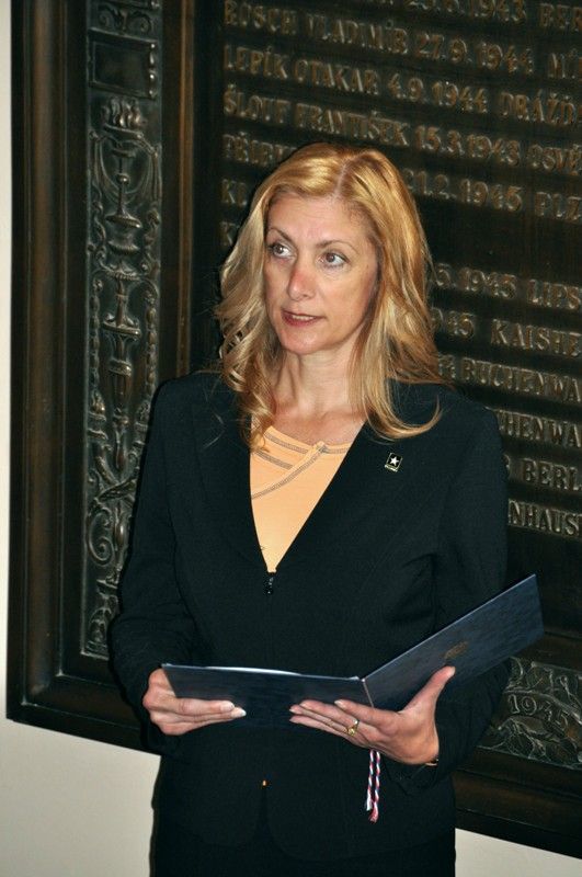 Slova díků a chvály a především pak apel uchovat vzpomínky na všechny, kteří v roce 1945osvobozovali Plzeň, provázely pietní akt u pamětních desek Bratrstva 17. praporu belgických střelců a desky věnované 16. obrněné divizi americké armády na schodišti radnice. Vzpomínkového setkání se kromě zástupců města, které reprezentovali primátor Martin Baxa a jeho náměstci Martin Zrzavecký, Eva Herinková a Petr Rund, zúčastnili také američtí a belgičtí veteráni. Dalšími čestnými hosty byli velvyslanec USA Norman L. Eisen a Chargé d´affaires velvyslanectví Belgie Frederik Develter, které krátce před tím přijal primátor Martin Baxa. (foto: 6.5.2013)