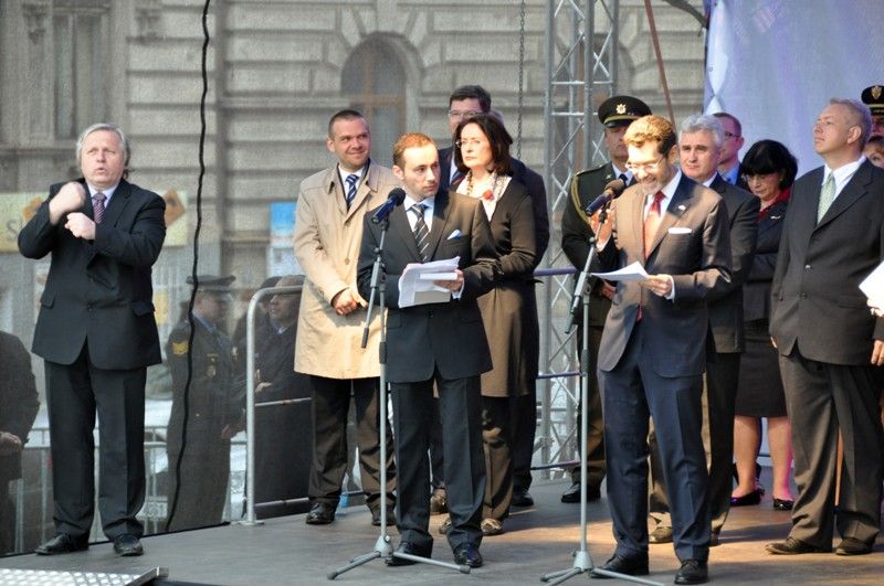 Vzpomínkový akt u památníku „Díky, Ameriko!“ zakončil v Plzni několikadenní oslavu osvobození americkou armádou v květnu 1945. Vojenská ležení, historické kempy, džípy, různá vojenská technika, ale i doprovodný hudební program přilákaly tisíce lidí a návštěvníků do centra města. Největšímu zájmu se těšila kolona historických vozidel Convoy of Liberty a novinka letošních Slavností svobody, seskok tří parašutistů do středu náměstí Republiky. (foto: 6.5.2013)