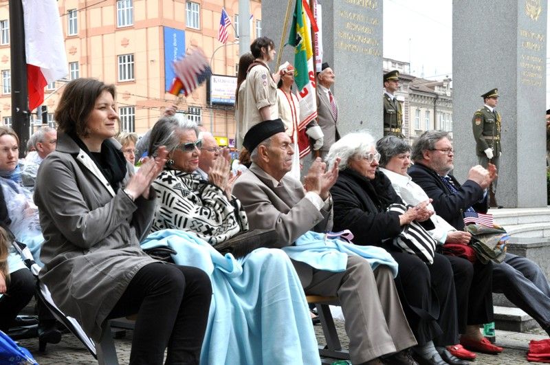 Vzpomínkový akt u památníku „Díky, Ameriko!“ zakončil v Plzni několikadenní oslavu osvobození americkou armádou v květnu 1945. Vojenská ležení, historické kempy, džípy, různá vojenská technika, ale i doprovodný hudební program přilákaly tisíce lidí a návštěvníků do centra města. Největšímu zájmu se těšila kolona historických vozidel Convoy of Liberty a novinka letošních Slavností svobody, seskok tří parašutistů do středu náměstí Republiky. (foto: 6.5.2013)