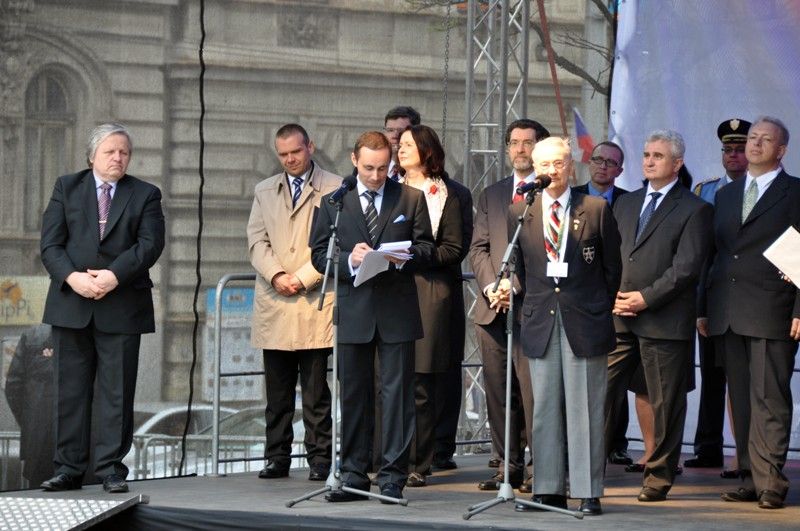 Vzpomínkový akt u památníku „Díky, Ameriko!“ zakončil v Plzni několikadenní oslavu osvobození americkou armádou v květnu 1945. Vojenská ležení, historické kempy, džípy, různá vojenská technika, ale i doprovodný hudební program přilákaly tisíce lidí a návštěvníků do centra města. Největšímu zájmu se těšila kolona historických vozidel Convoy of Liberty a novinka letošních Slavností svobody, seskok tří parašutistů do středu náměstí Republiky. (foto: 6.5.2013)