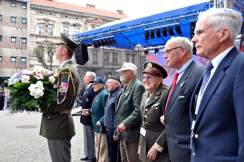 Vzpomínkový akt u památníku „Díky, Ameriko!“ zakončil v Plzni několikadenní oslavu osvobození americkou armádou v květnu 1945. Vojenská ležení, historické kempy, džípy, různá vojenská technika, ale i doprovodný hudební program přilákaly tisíce lidí a návštěvníků do centra města. Největšímu zájmu se těšila kolona historických vozidel Convoy of Liberty a novinka letošních Slavností svobody, seskok tří parašutistů do středu náměstí Republiky. (foto: 6.5.2013)