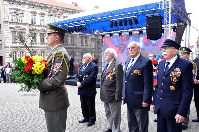 Vzpomínkový akt u památníku „Díky, Ameriko!“ zakončil v Plzni několikadenní oslavu osvobození americkou armádou v květnu 1945. Vojenská ležení, historické kempy, džípy, různá vojenská technika, ale i doprovodný hudební program přilákaly tisíce lidí a návštěvníků do centra města. Největšímu zájmu se těšila kolona historických vozidel Convoy of Liberty a novinka letošních Slavností svobody, seskok tří parašutistů do středu náměstí Republiky. (foto: 6.5.2013)