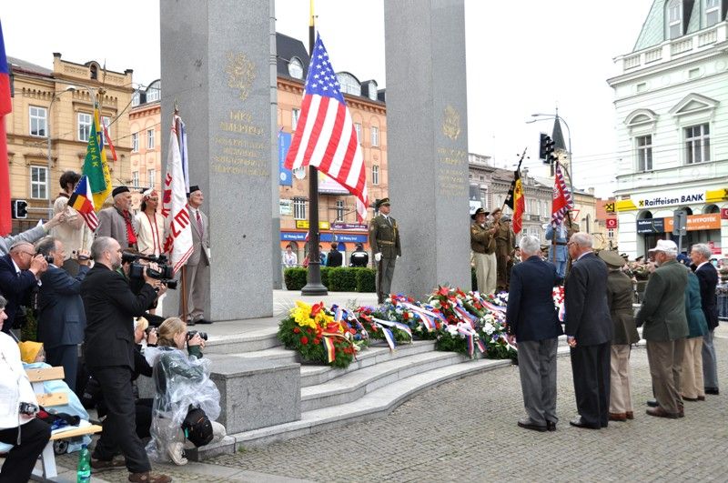 Slavnosti svobody 2013 - Svoboda není zadarmo a je pouze pro statečné, zaznělo u památníku "Díky, Ameriko!"