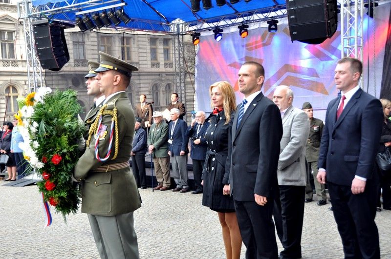 Vzpomínkový akt u památníku „Díky, Ameriko!“ zakončil v Plzni několikadenní oslavu osvobození americkou armádou v květnu 1945. Vojenská ležení, historické kempy, džípy, různá vojenská technika, ale i doprovodný hudební program přilákaly tisíce lidí a návštěvníků do centra města. Největšímu zájmu se těšila kolona historických vozidel Convoy of Liberty a novinka letošních Slavností svobody, seskok tří parašutistů do středu náměstí Republiky. (foto: 6.5.2013)