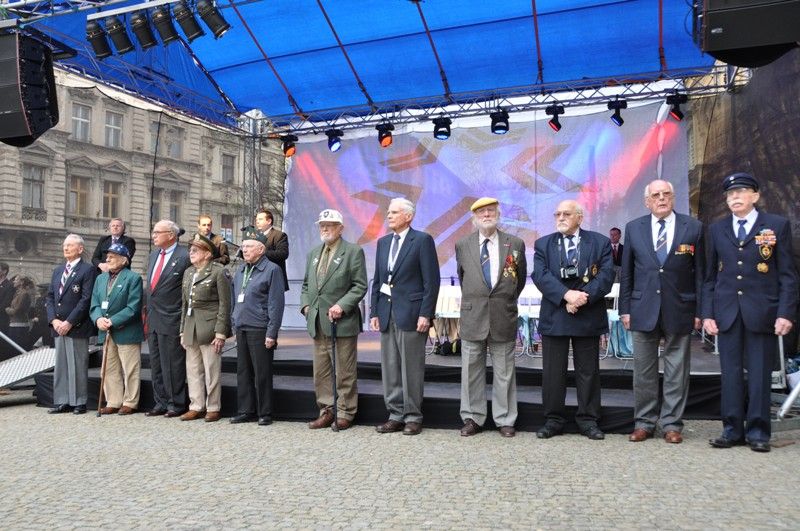 Vzpomínkový akt u památníku „Díky, Ameriko!“ zakončil v Plzni několikadenní oslavu osvobození americkou armádou v květnu 1945. Vojenská ležení, historické kempy, džípy, různá vojenská technika, ale i doprovodný hudební program přilákaly tisíce lidí a návštěvníků do centra města. Největšímu zájmu se těšila kolona historických vozidel Convoy of Liberty a novinka letošních Slavností svobody, seskok tří parašutistů do středu náměstí Republiky. (foto: 6.5.2013)