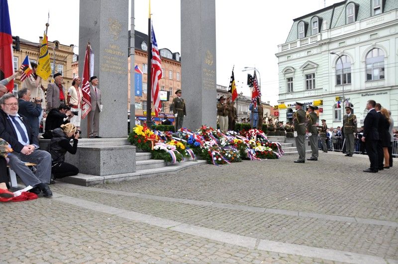 Vzpomínkový akt u památníku „Díky, Ameriko!“ zakončil v Plzni několikadenní oslavu osvobození americkou armádou v květnu 1945. Vojenská ležení, historické kempy, džípy, různá vojenská technika, ale i doprovodný hudební program přilákaly tisíce lidí a návštěvníků do centra města. Největšímu zájmu se těšila kolona historických vozidel Convoy of Liberty a novinka letošních Slavností svobody, seskok tří parašutistů do středu náměstí Republiky. (foto: 6.5.2013)