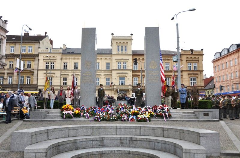 Vzpomínkový akt u památníku „Díky, Ameriko!“ zakončil v Plzni několikadenní oslavu osvobození americkou armádou v květnu 1945. Vojenská ležení, historické kempy, džípy, různá vojenská technika, ale i doprovodný hudební program přilákaly tisíce lidí a návštěvníků do centra města. Největšímu zájmu se těšila kolona historických vozidel Convoy of Liberty a novinka letošních Slavností svobody, seskok tří parašutistů do středu náměstí Republiky. (foto: 6.5.2013)