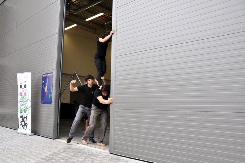 Artisté z turínské cirkusové školy Flic a studenti plzeňského Ústavu umění a designu společně pracují na představení Modeli da Torino. Akrobatické umění italští studenti v premiéře představí přímo v budově Ústavu umění a designu 15. května.  Diváci uvidí žongléry, akrobaty na laně či na visuté hrazdě a další performery. Do Plzně se tak dostává unikátní představení ve stylu nového cirkusu, který propojuje tradiční cirkusové disciplíny s divadelním uměním. (foto: 7.5.2013, Z. Kubalová)