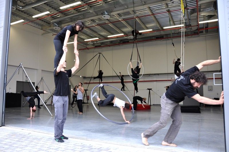 Artisté z turínské cirkusové školy Flic a studenti plzeňského Ústavu umění a designu společně pracují na představení Modeli da Torino. Akrobatické umění italští studenti v premiéře představí přímo v budově Ústavu umění a designu 15. května.  Diváci uvidí žongléry, akrobaty na laně či na visuté hrazdě a další performery. Do Plzně se tak dostává unikátní představení ve stylu nového cirkusu, který propojuje tradiční cirkusové disciplíny s divadelním uměním. (foto: 7.5.2013, Z. Kubalová)